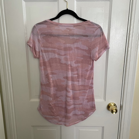 Small Lucky Brand Pink Camouflage V neck Top - Picture 5 of 6